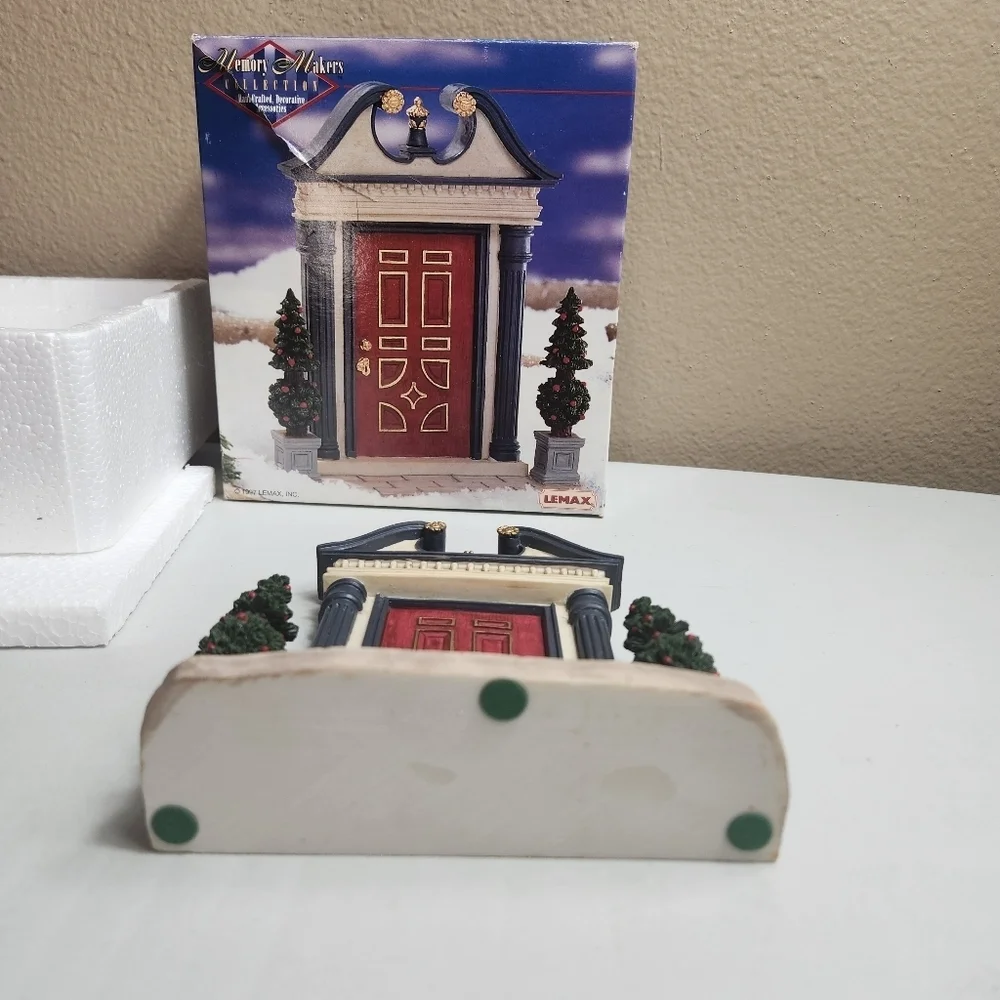 LEMAX VTG 1997 Christmas Village Memory Makers Colonial Red Door Boxed #77068